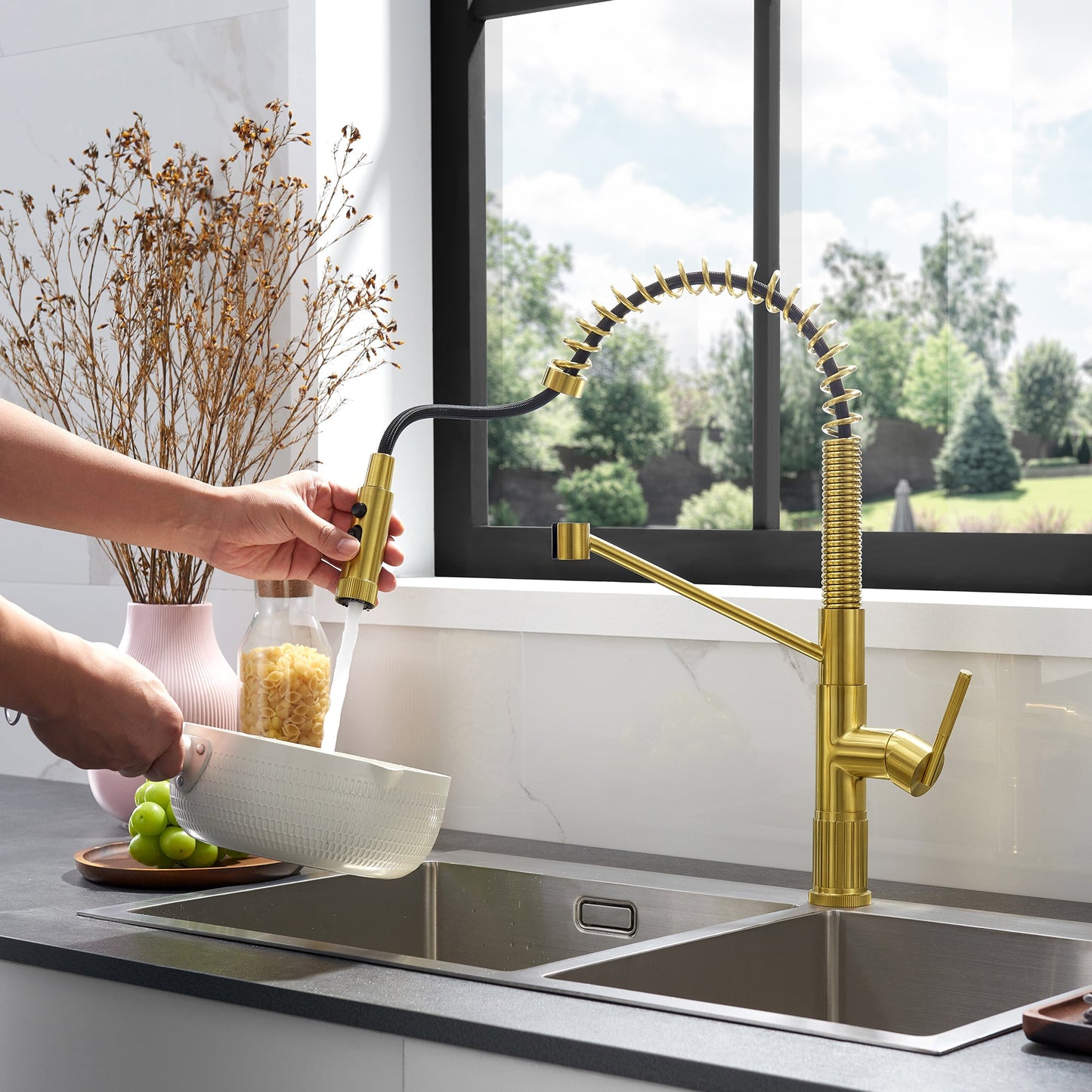 Nette Single-Handle Kitchen Faucet with Pull Down Sprayer