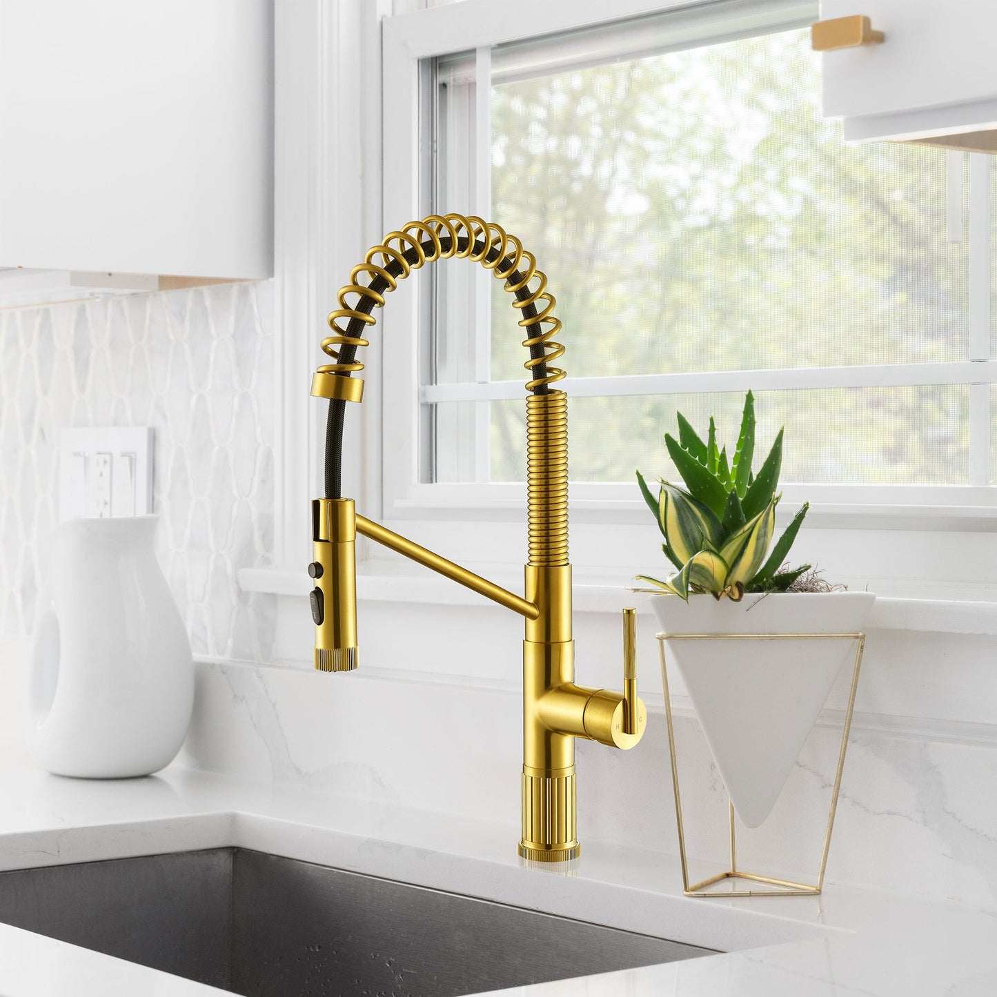 Nette Single-Handle Kitchen Faucet with Pull Down Sprayer