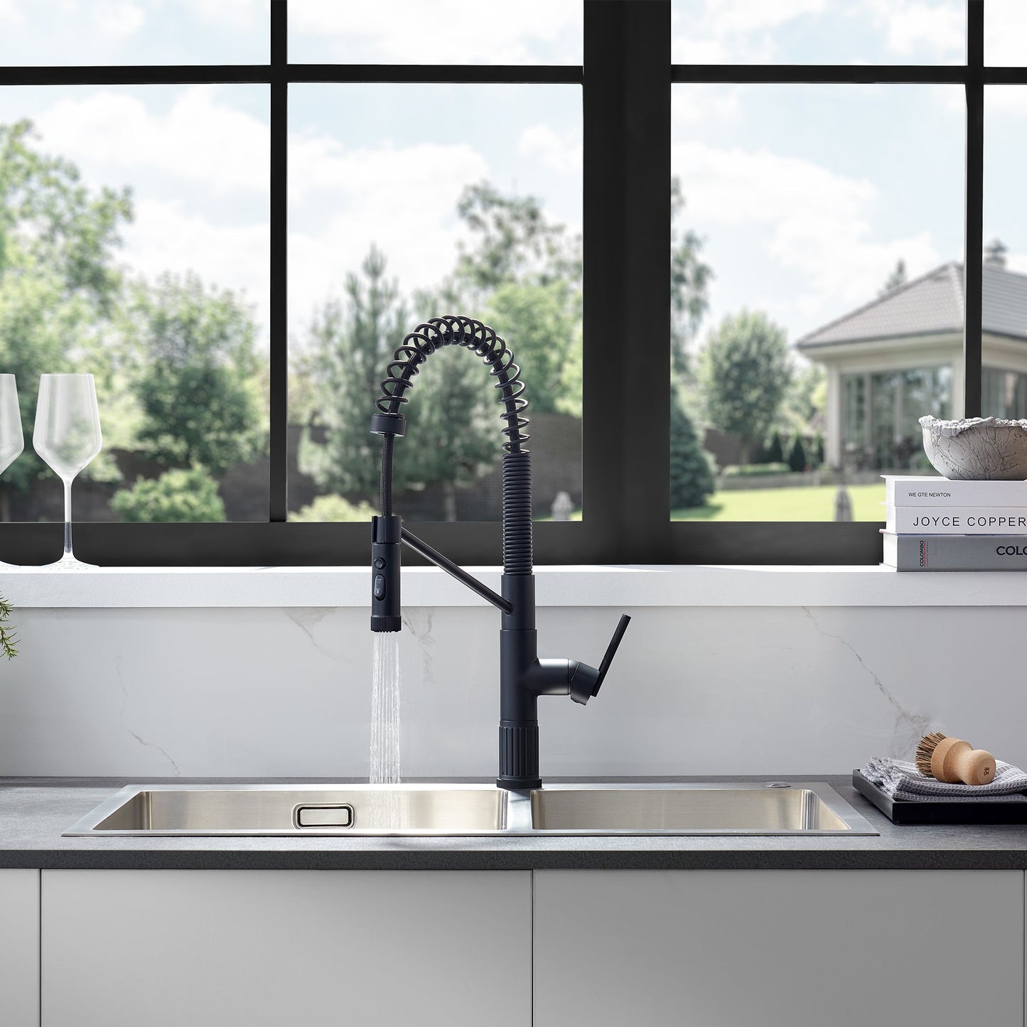 Nette Single-Handle Kitchen Faucet with Pull Down Sprayer