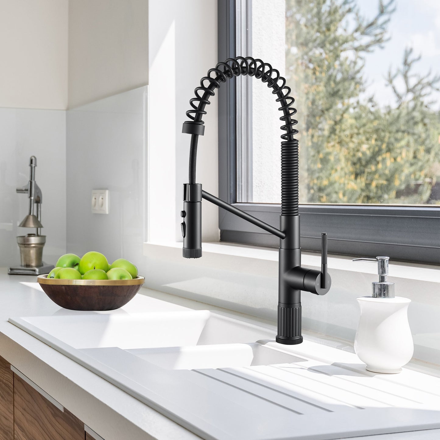 Nette Single-Handle Kitchen Faucet with Pull Down Sprayer
