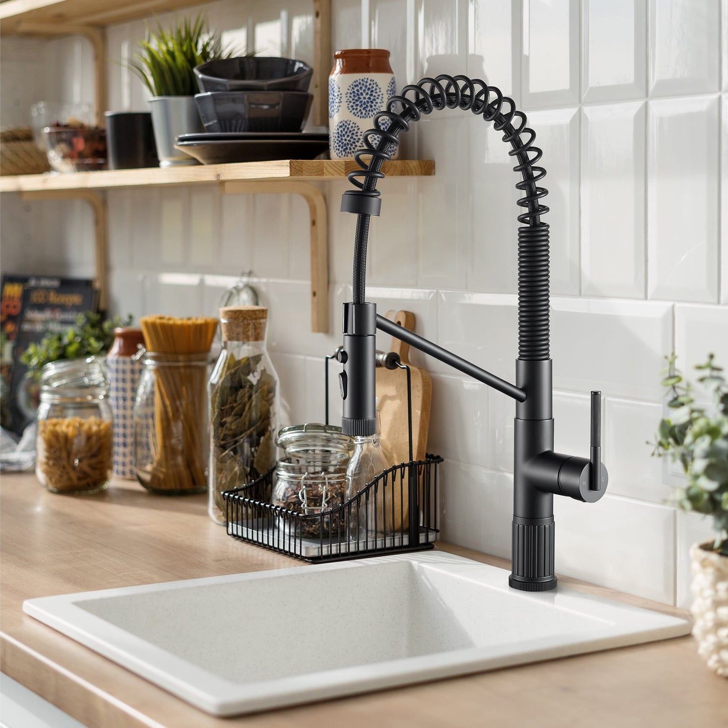 Nette Single-Handle Kitchen Faucet with Pull Down Sprayer